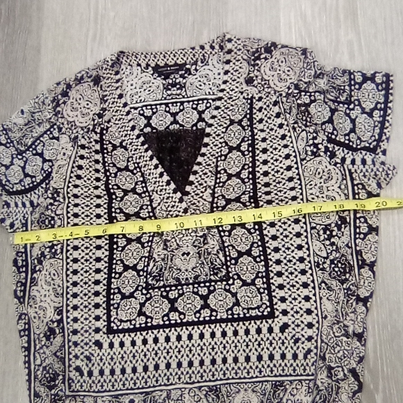 Lucky Brand Short Sleeve Top Split Cure Hem VNeck - Picture 10 of 13